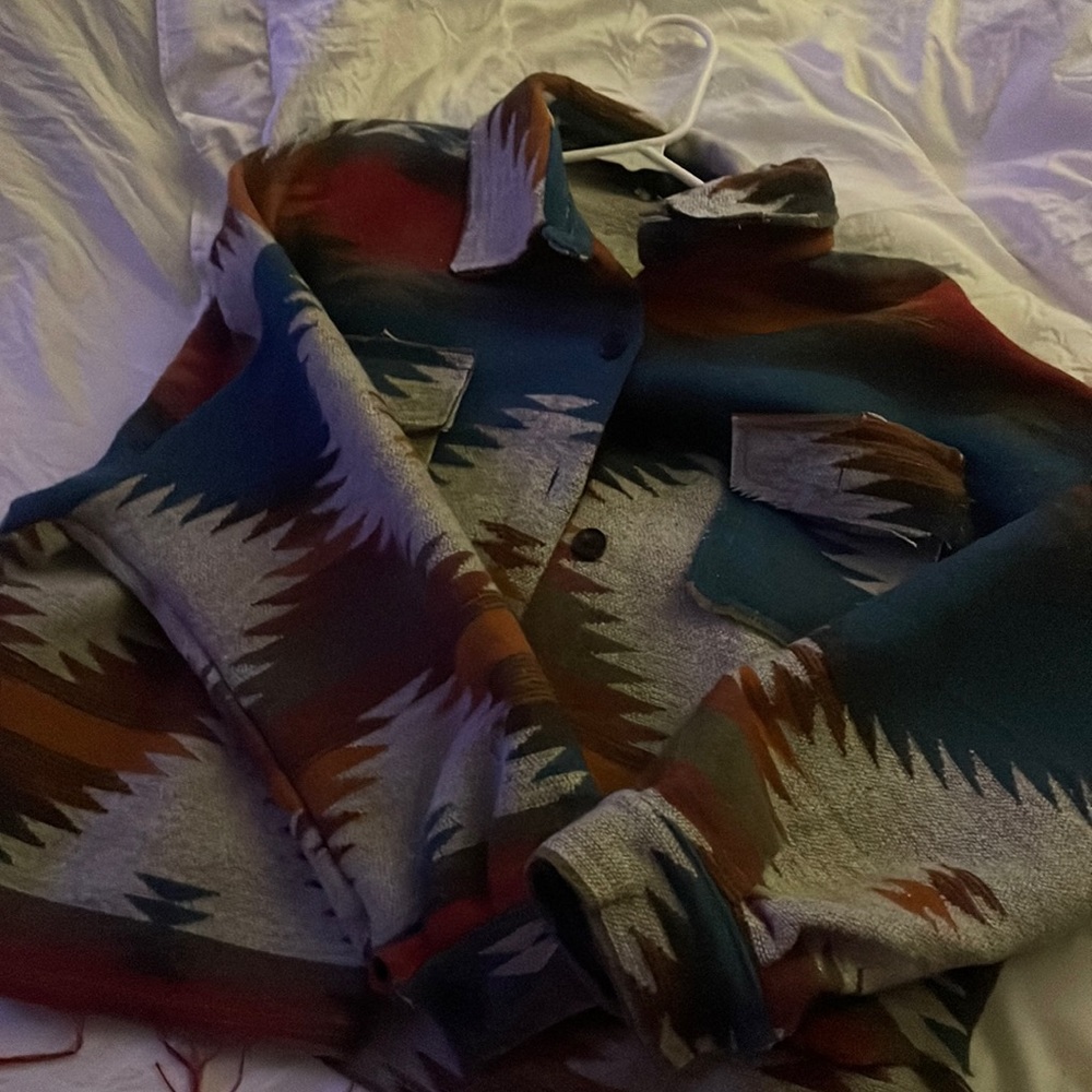 Hi ! I’m selling this cutie western button up / jacket.